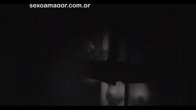 Blondie anotorwa vhidhiyo muchivande nevavakidzani voyeur akavanzwa kuseri kwezvidhinha zvisina mhango